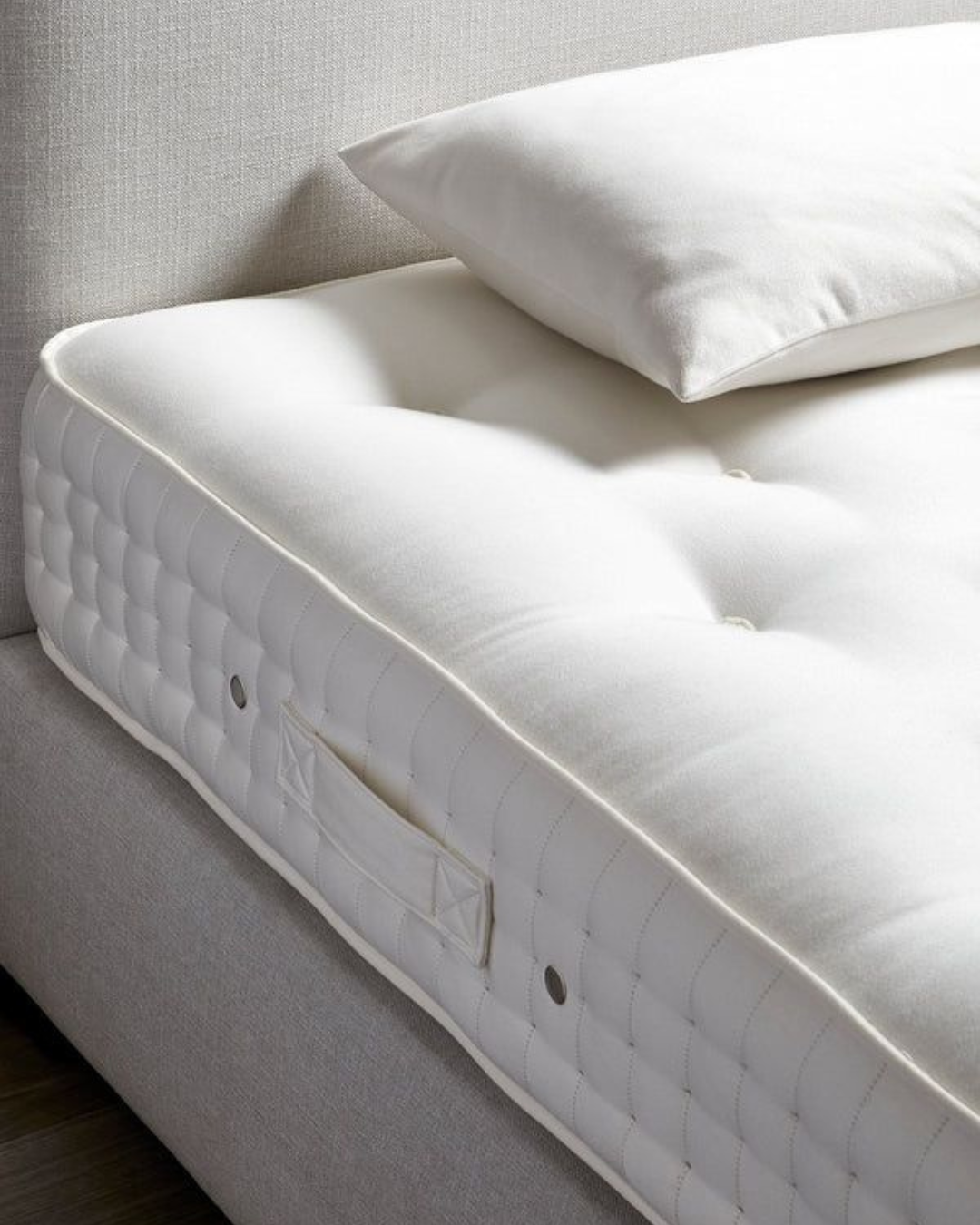 Matelas blanc désinfecté et hygiénique après nettoyage professionnel en profondeur