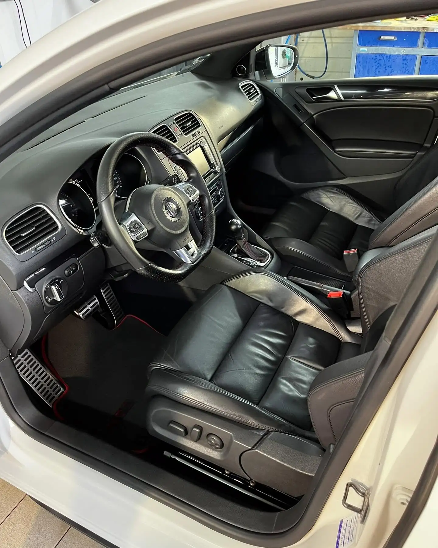 Intérieur de voiture propre et désinfecté après nettoyage professionnel